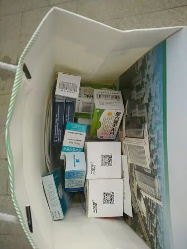顺便帮老妈带药回去……装了一袋子…… 可怕