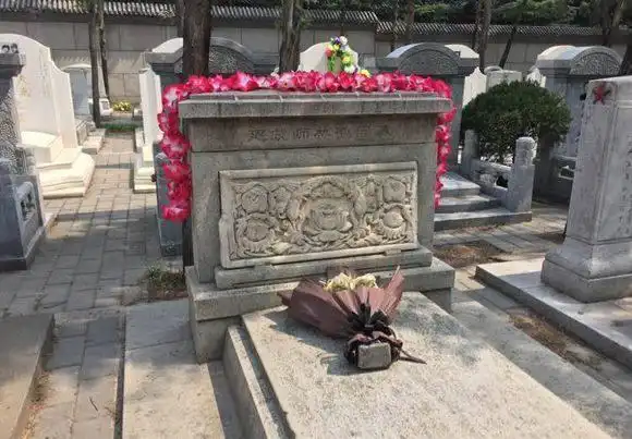 林徽因的墓地 就在八宝山 据说很多人都去看过