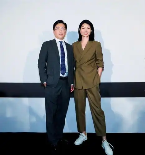 吕燕送7岁混血儿子入校 脸盘大眼睛小美得高级