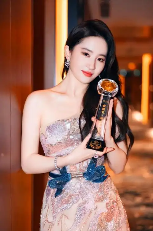 刘亦菲现身nba巴黎赛拍篮球大片亮相现场大屏幕太美了