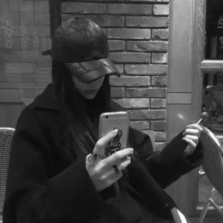 女生头像黑白长发伤感又孤独的女人