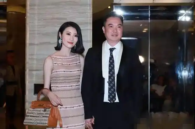 那当时两人结婚时外界评价的"门当户对"现在看来,如果莫赞生真的是没