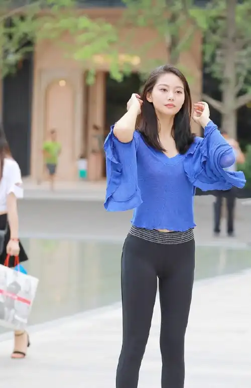 街拍美女:气质优雅小姐姐穿紧身上衣搭黑色蜜臀紧身裤,魅力十足_青春