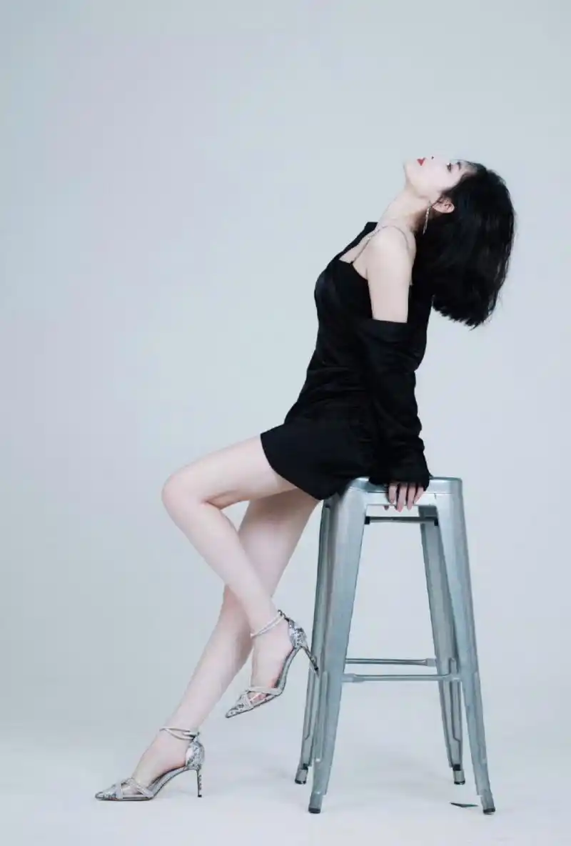 许佳琪修长美腿写真,两条大白腿让人看的鼻血直流,过足了眼瘾!