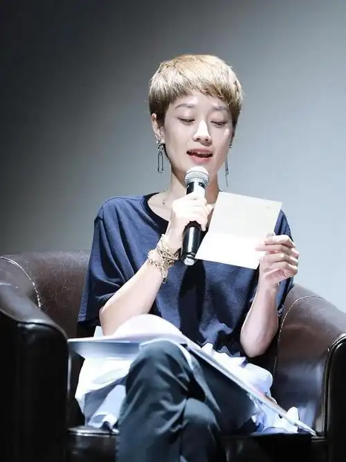 43岁马伊琍低调亮相,身穿简装难掩好气质,把别针当耳环真有个性|短发