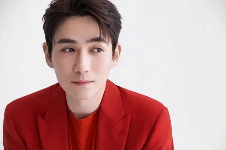 朱一龙生日写真曝光穿红西装显温润本色