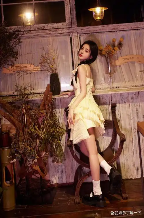 鞠婧祎穿黄色吊带百褶裙 举手投足尽显甜美