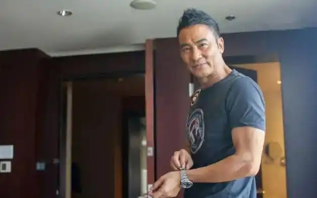 澳门慈善晚宴任达华敬酒何超琼笑而不语董明珠坐副桌