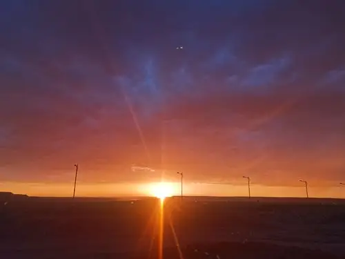 新疆哈密晚上9点25分的太阳!