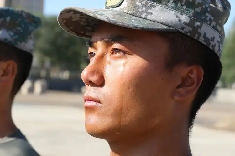 目光笃定,一往无前.