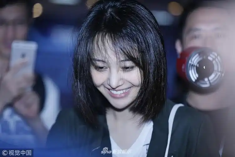 组图郑爽素颜白t亮相我行我素长发凌乱露黑眼圈放飞自我