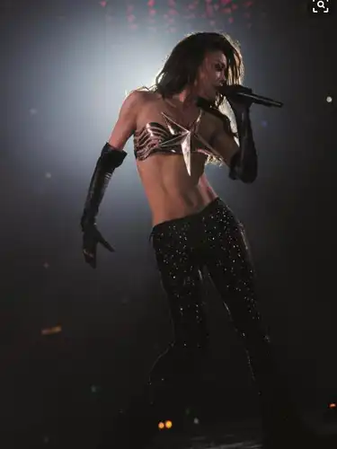 容祖儿演唱会穿衣风格真大胆,内衣都穿出来了.网友:辣眼睛!