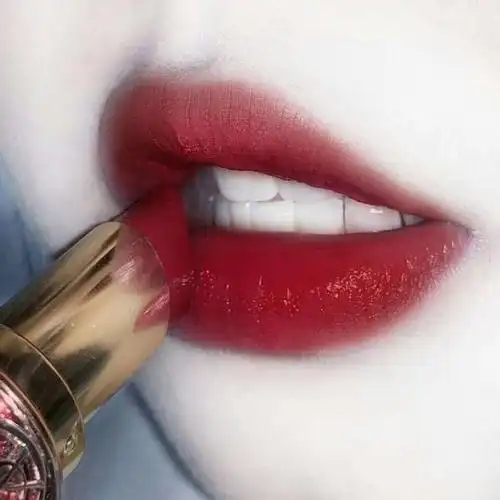 涂口红时千万别"直接抿",化妆师教你这样涂,好看还不易掉色