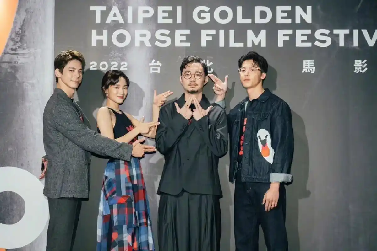 许光汉与林柏宏共登elle tw二月刊封面!氛围感拉满了!