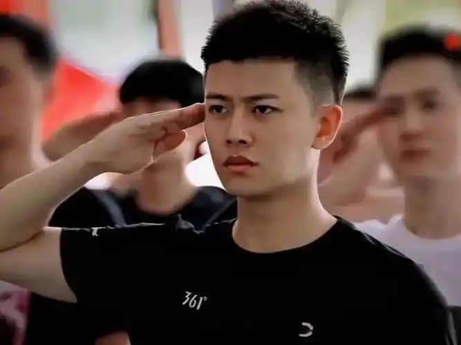 任嘉伦《蓝焰突击》来袭,化身消防特勤队员,与她上演热血大戏