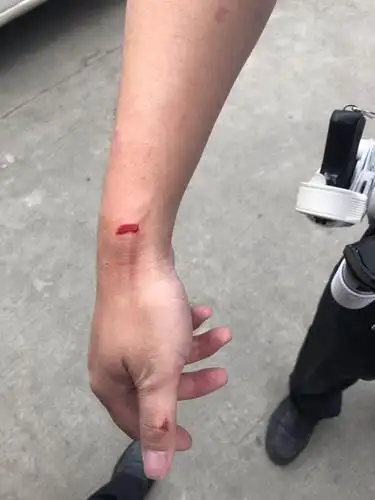 成都男子驾驶无牌三轮被罚叫来车主理论两人双双被拘