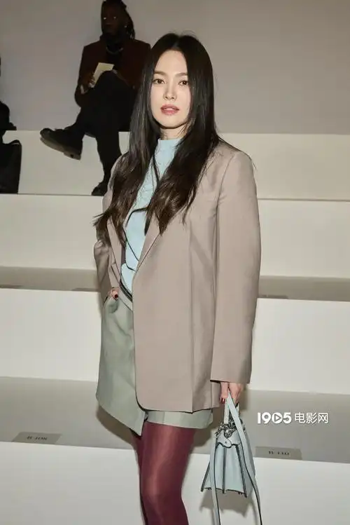 宋慧乔现身巴黎时装周 驾驭叛逆红丝造型清冷优雅