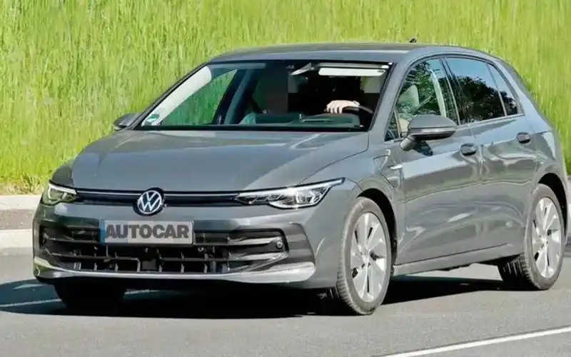 高尔夫8.5代外观变化不大,内饰加装大彩电