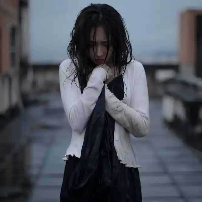 头发凌乱伤感女人头像图片