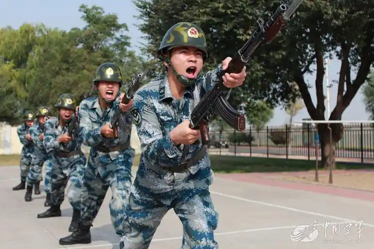 北空某场站警卫连实战演练 炊事员也上阵