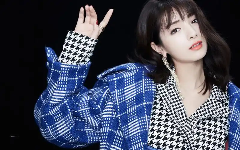 麦迪娜个性时尚写真桌面壁纸