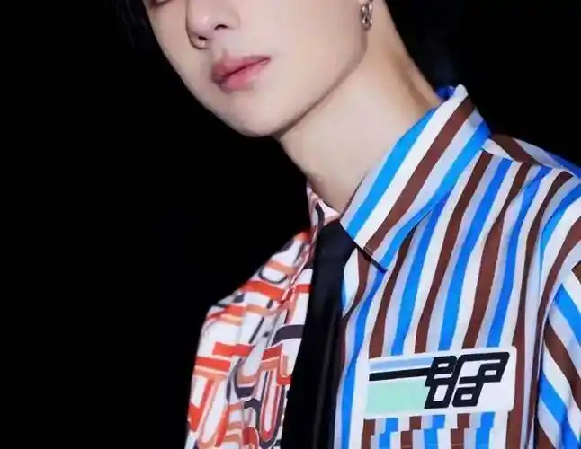 王一博现身香港兰桂坊陪大佬?网友偶遇打招呼把助理吓一跳!