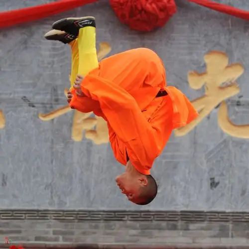 图为一名武僧在展示少林武术,其动作如同在空中漫步,技艺惊人.