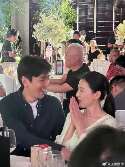 高圆圆赵又廷参加好友婚礼