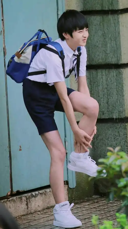 刘耀文这孩子只能说从小腿就长