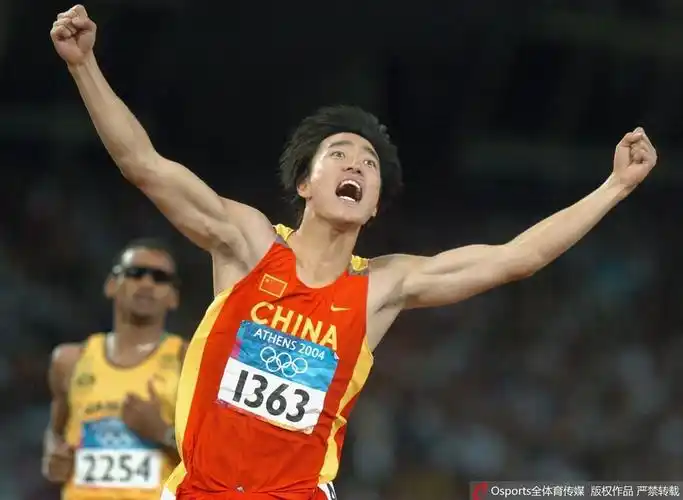 在雅典奥运会男子110米栏决赛中,中国选手刘翔以12秒91夺冠,平了由
