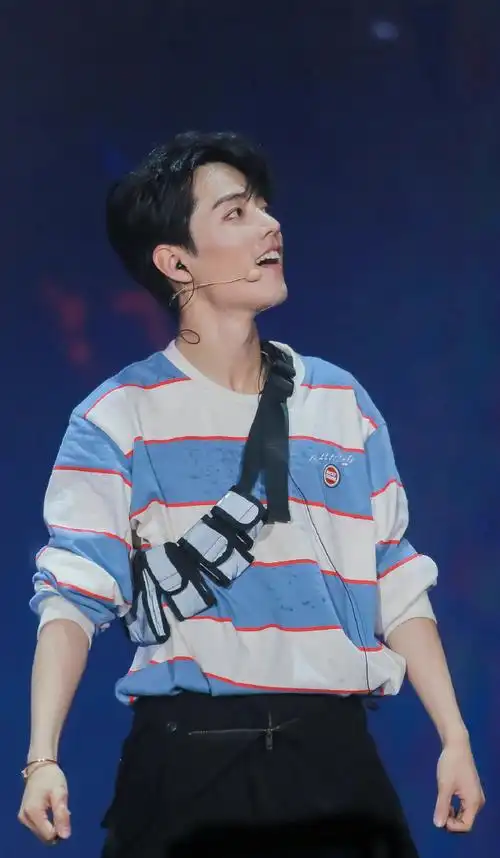 肖战#身穿蓝白条纹美邦的元气小赞超经典的一套look肆意挥洒汗水辗排