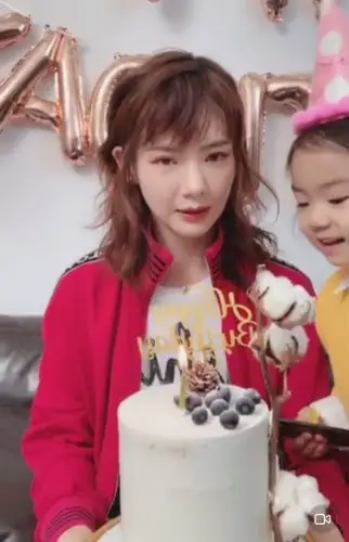 戚薇直播生日,lucky为妈妈唱歌,被要求吃棉花,小公主机智应对