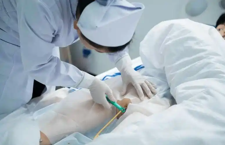 一,留置导尿管的护理方法消毒:在进行留置导尿管护理