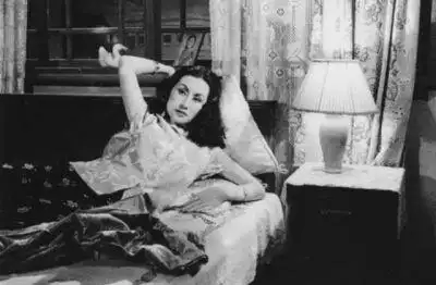 白光原名史永芬,因见电影院投射机发出的一道白光,而得艺名"白光".