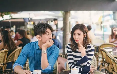 贾静雯携咘咘登上"英国每日邮报",被外媒大赞外表是年龄的一半