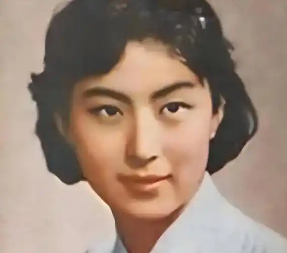 朱曼芳:大女儿红遍好莱坞,小女儿是画家,却对偏瘫丈夫不离不弃_事业