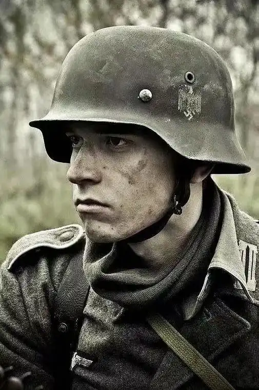 二战中,德国士兵佩戴暗灰色或灰绿色m35钢盔,这是一款精致的装备,制造