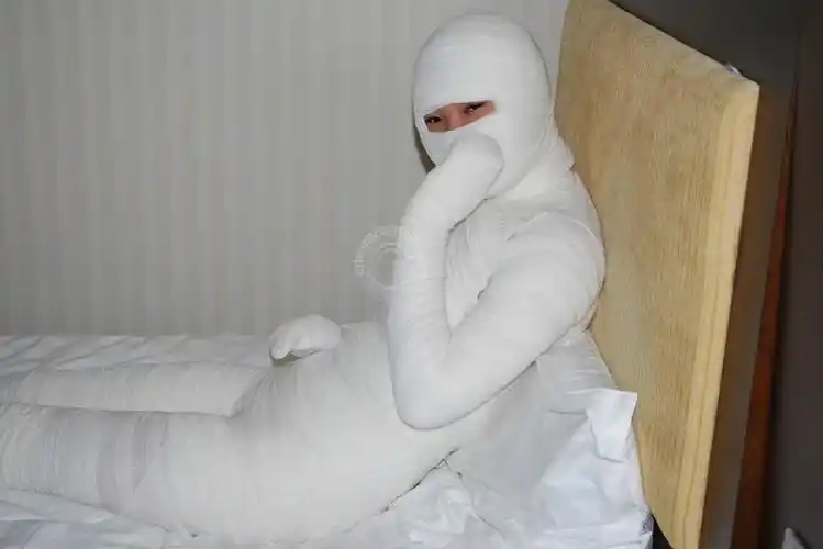 漂亮妹妹被绷带裹成了木乃伊