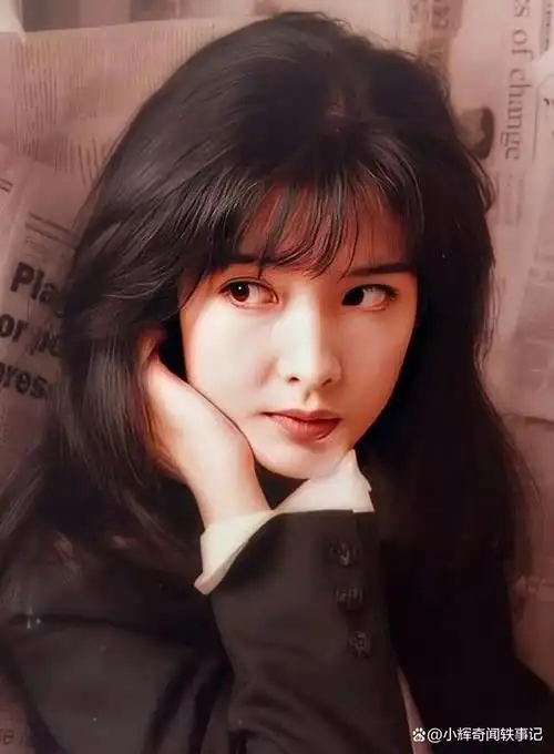 李嘉欣,1970年6月20日出生于中国澳门,祖籍上海,是中葡混血儿,中国