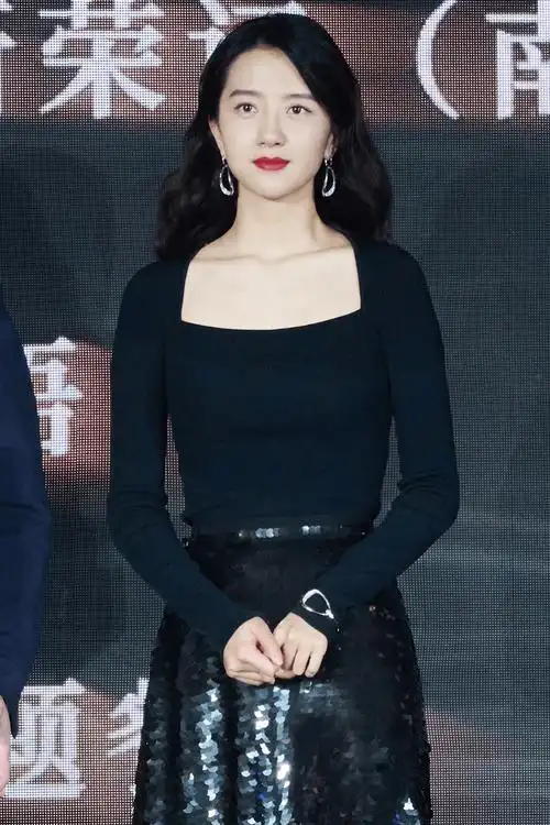 活动现场,许龄月一袭黑色礼服勾勒曼妙身姿,卷发红唇复古优雅,时尚