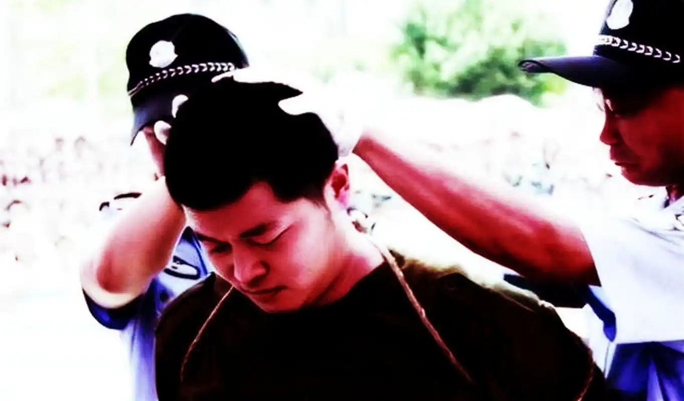 他低着头,眼神呆滞,毫无生气.