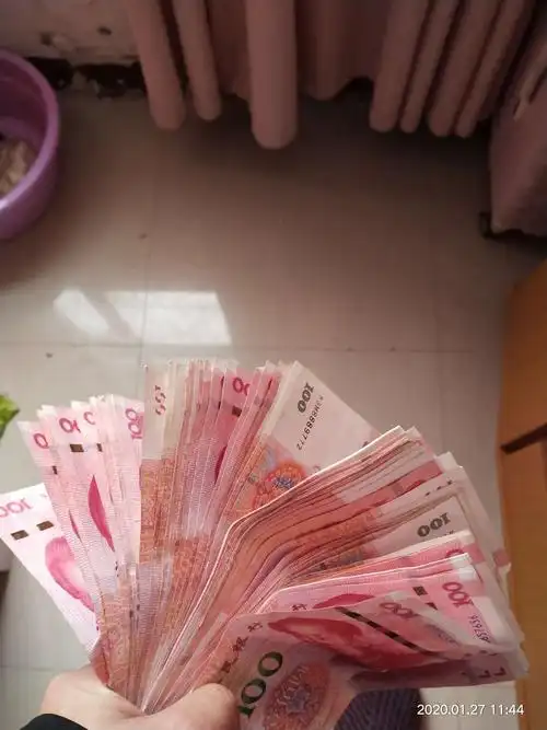再发一次兄弟们求一张手里1000块钱左右的现金图片在家里拍的别太假