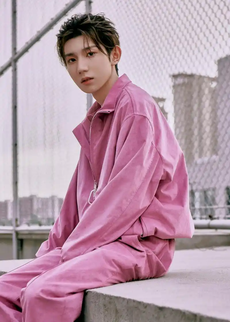 组图:王源着粉色运动装天台拍大片 扎小辫青春又帅气_高清图集_新浪网