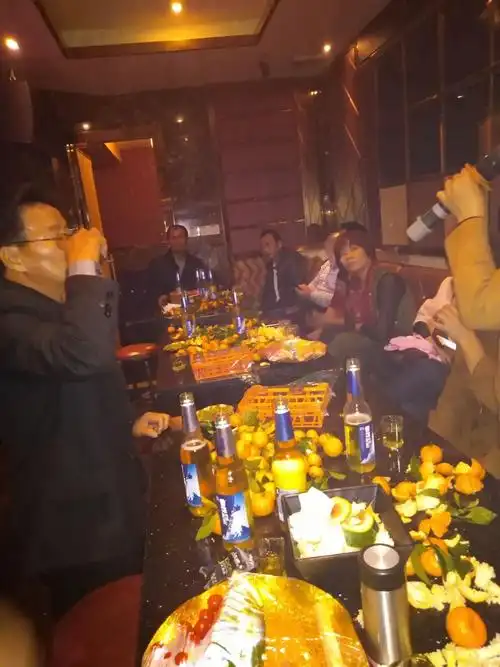 在包厢里听歌喝酒真是天上人间