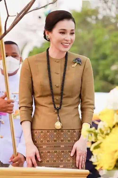 泰国王室再现嫂子跪小姑子名场面,今年苏提达王后依然稳坐后宫.