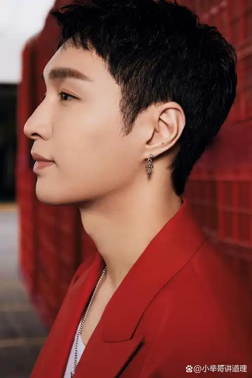 张艺兴耳朵上有颗大痣