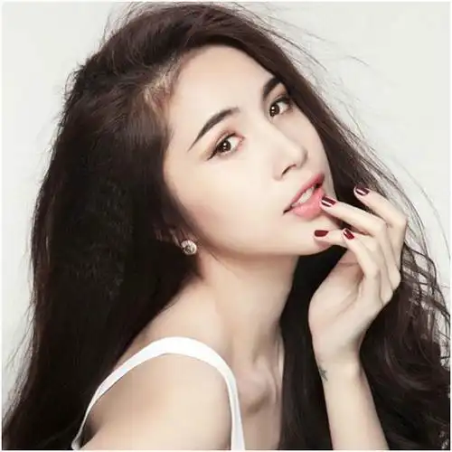 越南女歌手秋水产后复出秀火辣三围