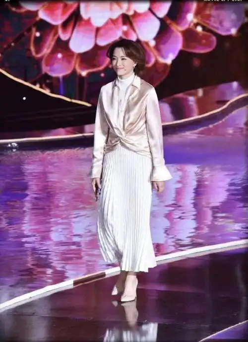 央视主持董卿仍贵气穿白色褶子裙外搭缎面衬衣文艺范很足