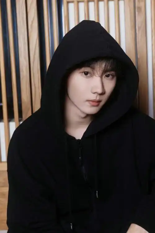 马嘉祺黑色连帽衫##马嘉祺眼神压迫感