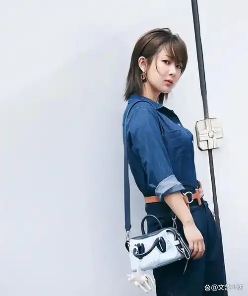 被杨紫的私服惊艳到了,白色t恤配牛仔裤 洋气又高级,这气质真好